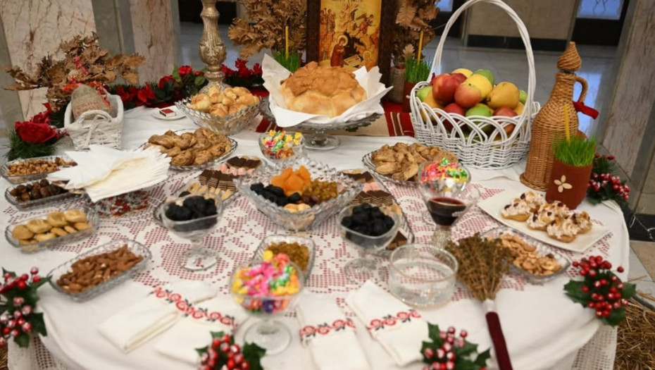 Vučić čestitao Badnji dan: Neka nam ovaj praznik donese mir u srcima, slogu u zajednici