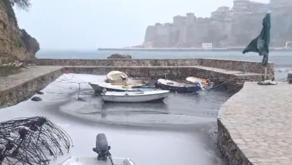 Sneg u više gradova u Crnoj Gori: Delovi Cetinja i Nikšića satima bez struje