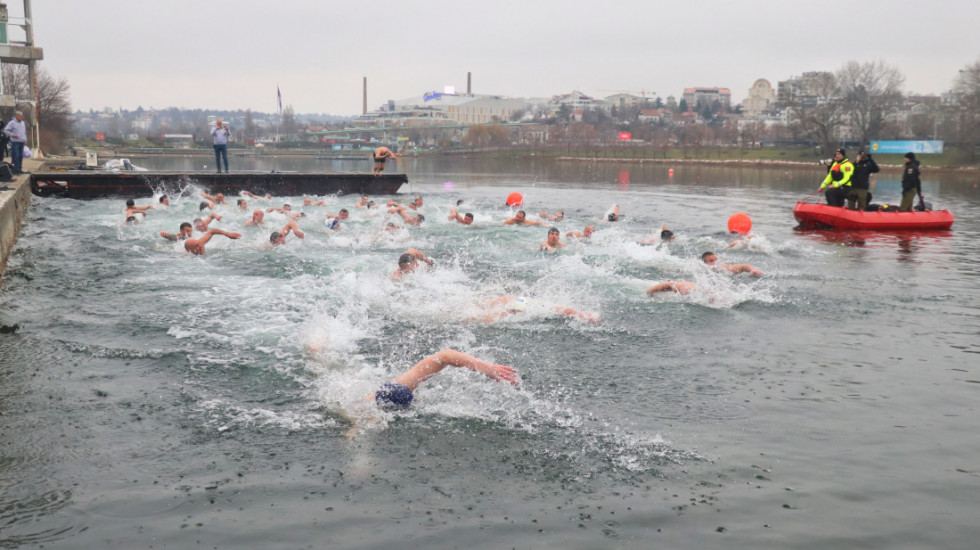 Bogojavljenje na Adi Ciganliji: Tradicionalno plivanje za Časni krst 19. januara