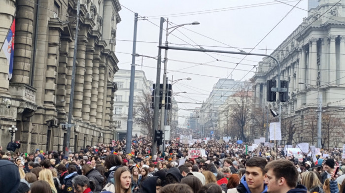 Protesti na više lokacija, studenti išli i do RTS-a : Deo institucija i radnji obustavio rad, vlast poziva na mir