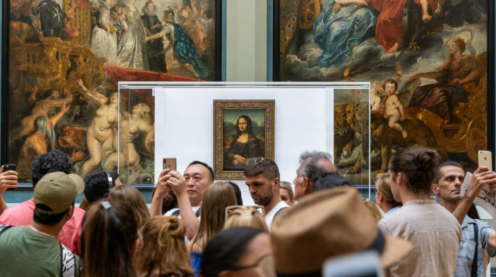 Uhapšeni nemački državljani koji su okačili svoje slike u Luvru pored "Mona Lize"