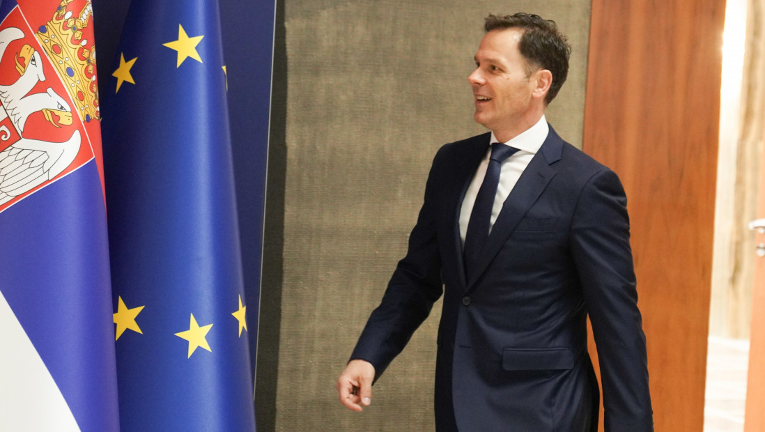 Sutra isplata uvećanih plata za osam odsto zaposlenima u državnoj upravi i kulturi