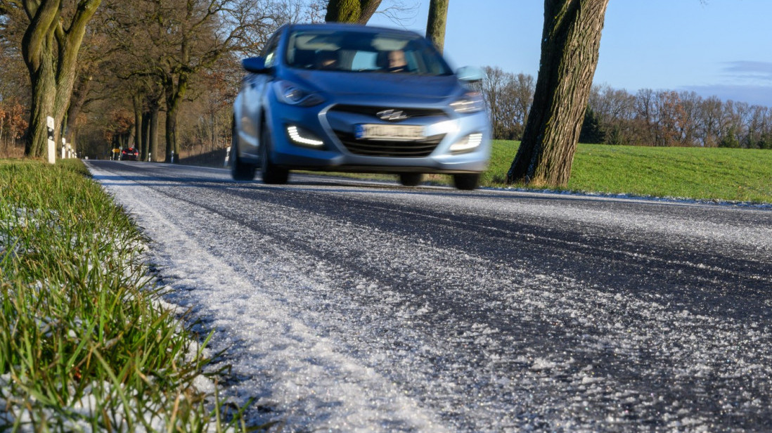 Sneg i poledica predstavljaju opasnost: Kakva je prohodnost na saobraćajnicama u zemlji?