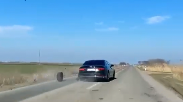 Incident sa automobilom u kojem se nalazio predsednik Vučić: Da li je guma pukla ili je otpao točak? (VIDEO)