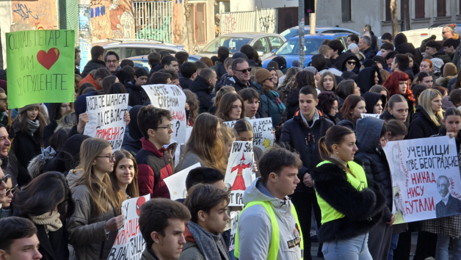 Građani, učenici i studenti širom Srbije odavali poštu stradalima u Novom Sadu