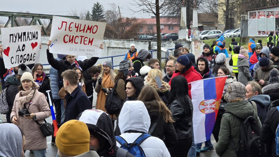 Tišinom u ponoć završena petnaestočasovna studentska blokada Lepeničkog bulevara u Kragujevcu