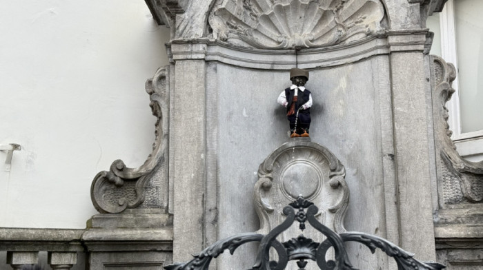 Tradicija u Briselu: Statua Maneken Pis u šumadijskoj narodnoj nošnji na Dan državnosti Srbije