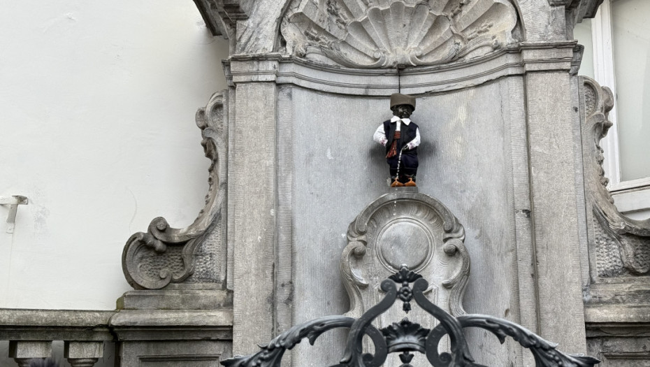 Tradicija u Briselu: Statua Maneken Pis u šumadijskoj narodnoj nošnji na Dan državnosti Srbije