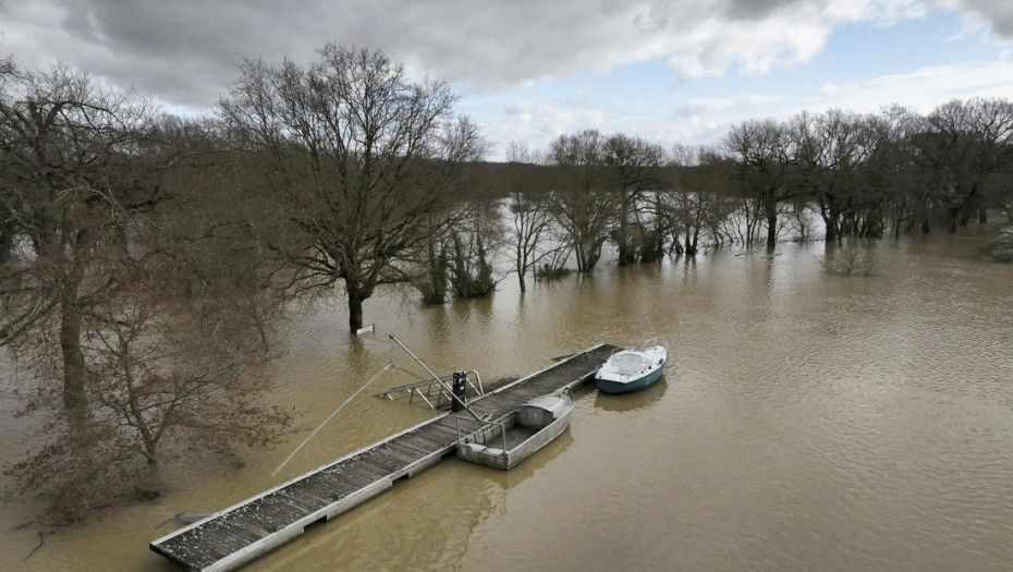 Poplavljeno nekoliko departmana na jugu Francuske, reka se izlila u gradu Larok