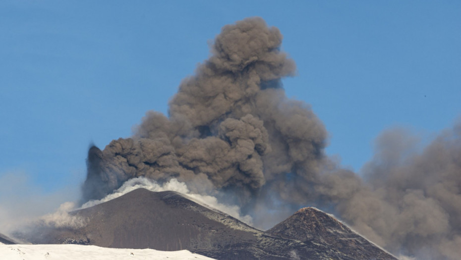 Erupcija Etne na Siciliji: Ogroman stub dima se diže u nebo, ljudi beže u panici (VIDEO)