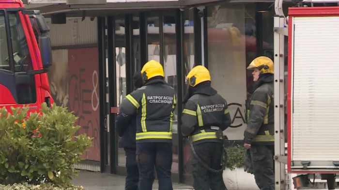 Zapalio se autobus u smeru ka Beogradu: Kulja gusti dim na autoputu