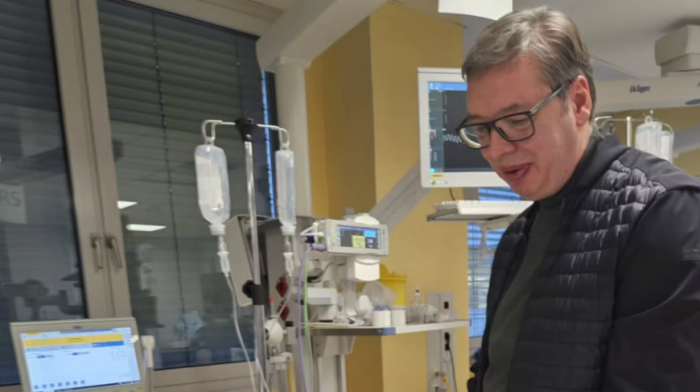 Vučić u poseti poslanici koja je doživela moždani udar tokom nereda u Skupštini: "Pobediće Jasmina, pobediće Srbija"