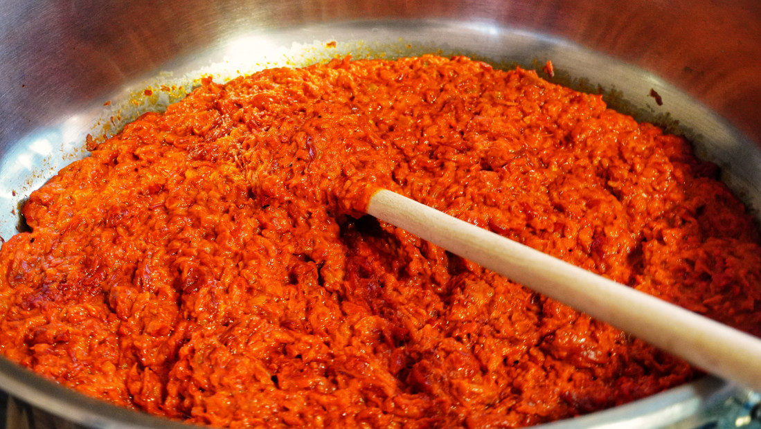 Čiji je zapravo ajvar? Da li u njega ide patlidžan, koje paprike se koriste i kako se recepti razlikuju širom Balkana