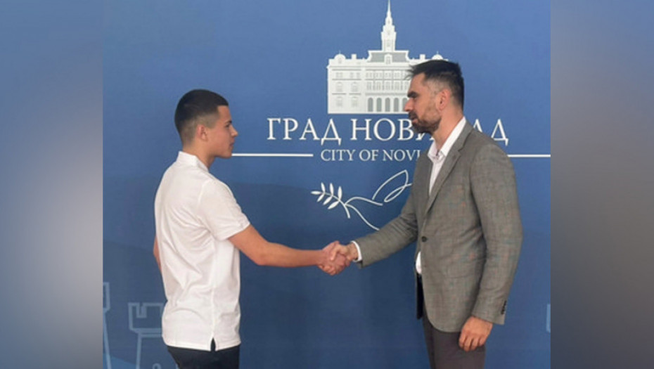 Gradonačelnik Novog Sada se sastao sa gimnazijalcem koji je vređan na protestu ispred OŠ "Ivo Lola Ribar"