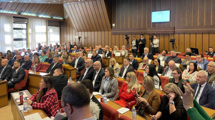 Počela sednica Skupštine grada Novog Sada, ispred protest manje grupe građana