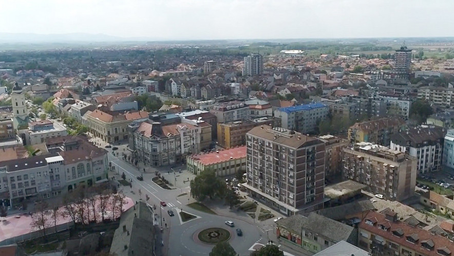Deo okupljenih građana jajima gađao zaposlene u Gradskoj upravi u Šapcu