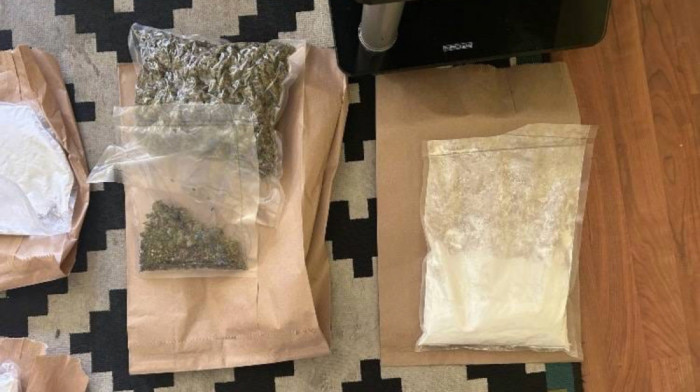 U Leskovcu uhapšen muškarac u čijoj kući je pronađeno oko pola kilograma heroina i manja količina kokaina