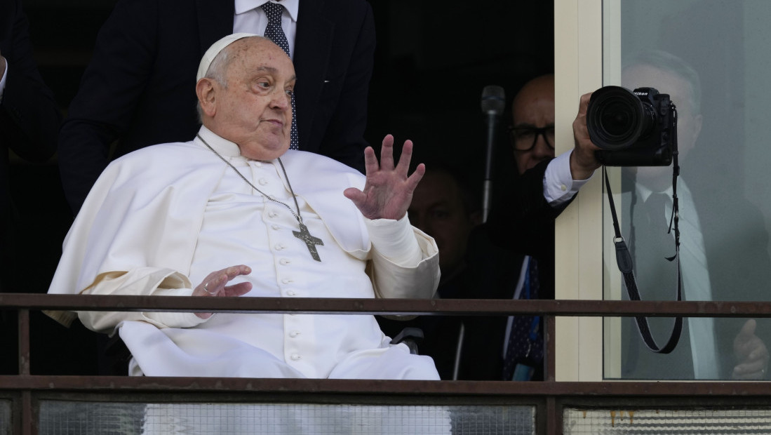 Papa Franja pozdravio vernike pre izlaska iz rimske bolnice Đemeli (FOTO)