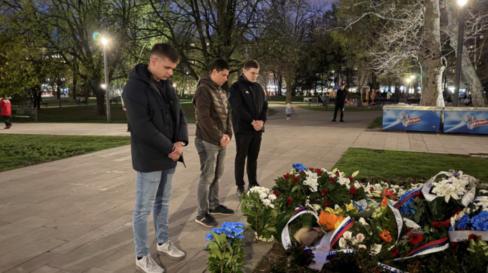 Studenti koji žele da uče položili venac na spomenik Milici Rakić