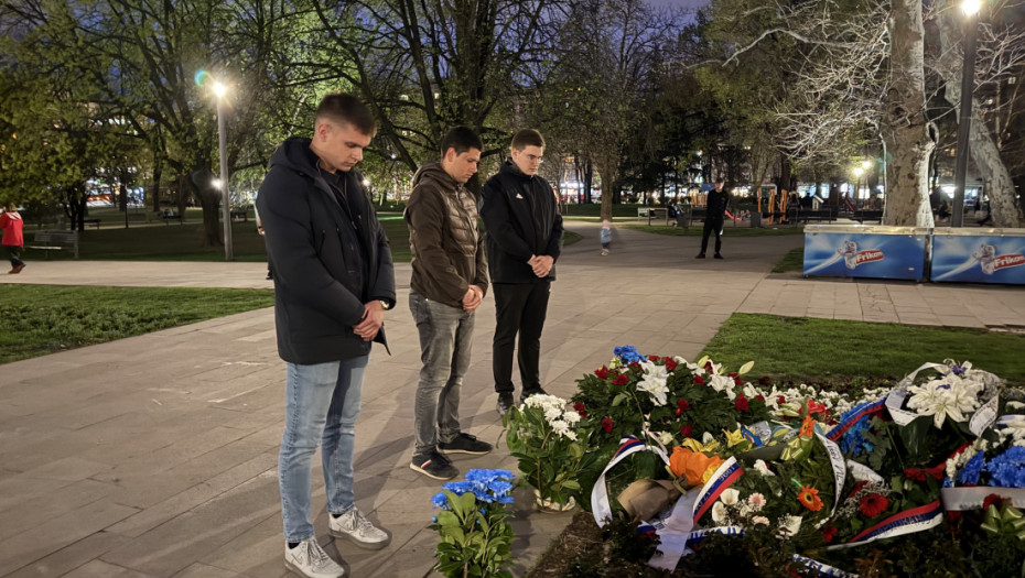 Studenti koji žele da uče položili venac na spomenik Milici Rakić