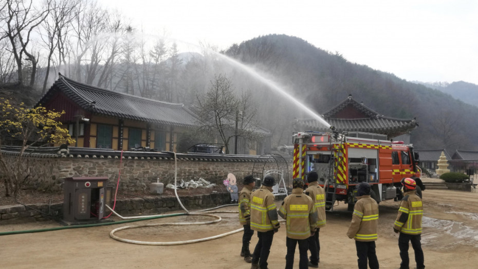 Požari u Južnoj Koreji: Broj poginulih porastao na 26, vatrogasci helikopterima gase vatru