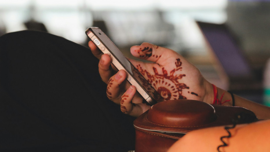 Indijci prošle godine proveli više od trilion sati gledajući u smartfone