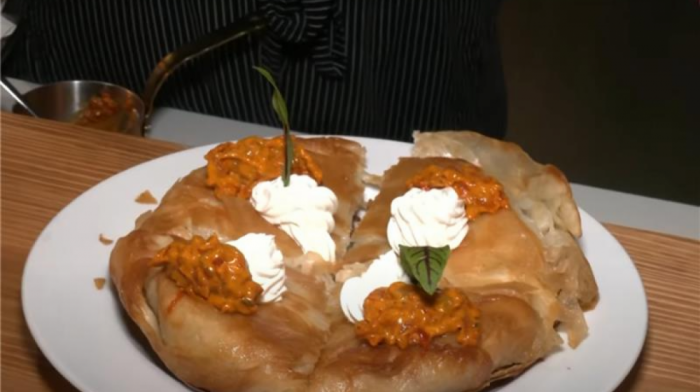 Tradicionalni specijalitet na francuski način: Da li biste probali burek sa bri sirom i teletinom
