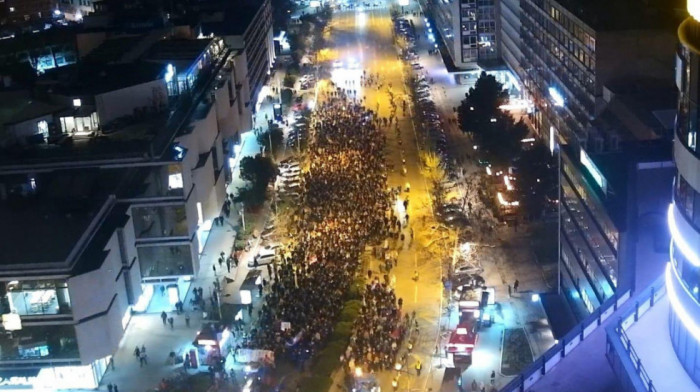Protest u Novom Sadu: Demonstranti otišli do Ulice Laze Telečkog, napadnute prostorije SNS-a