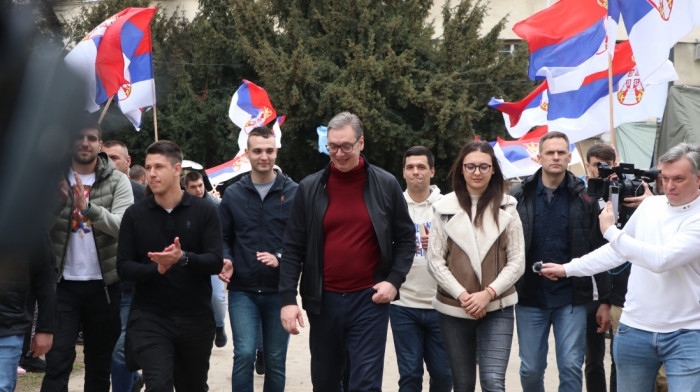 Vučić u poseti studentima koji žele da uče u Pionirskom parku: Pomoć i leks specijalis za produžetak godine