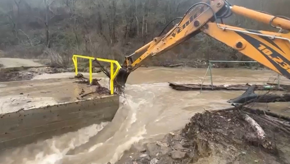 Napeto u Kladovu: Reka oštetila pristupni put, zbog padavina se sastao Štab za vanredne situacije