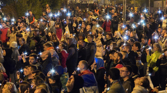Završen protest ispred Informera: Studenti i okupljeni građani se udalji od redakcije bez incidenata