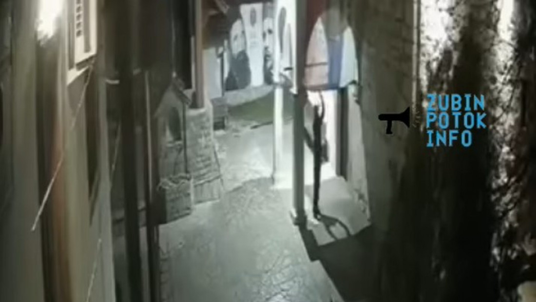 Skinuta zastava sa crkve u Orahovcu