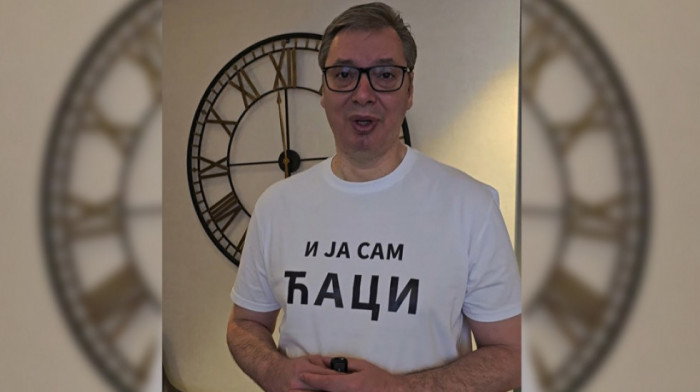 Vučić čestitao Dan studenata svim akademcima u Srbiji u majici "I ja sam ćaci'