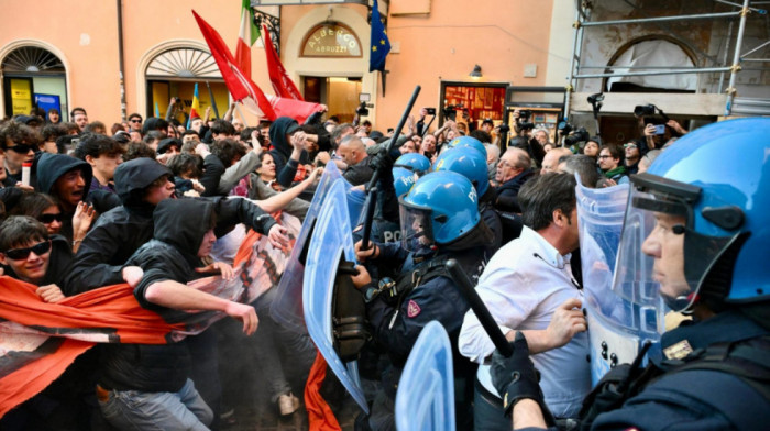 Sukob policije i studenata na protestu protiv povećanja naoružanja u Rimu