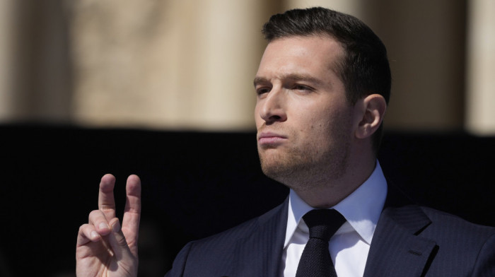 Lider Nacionalnog okupljanja Žordan Bardela pogođen jajetom u glavu dok je potpisivao knjige