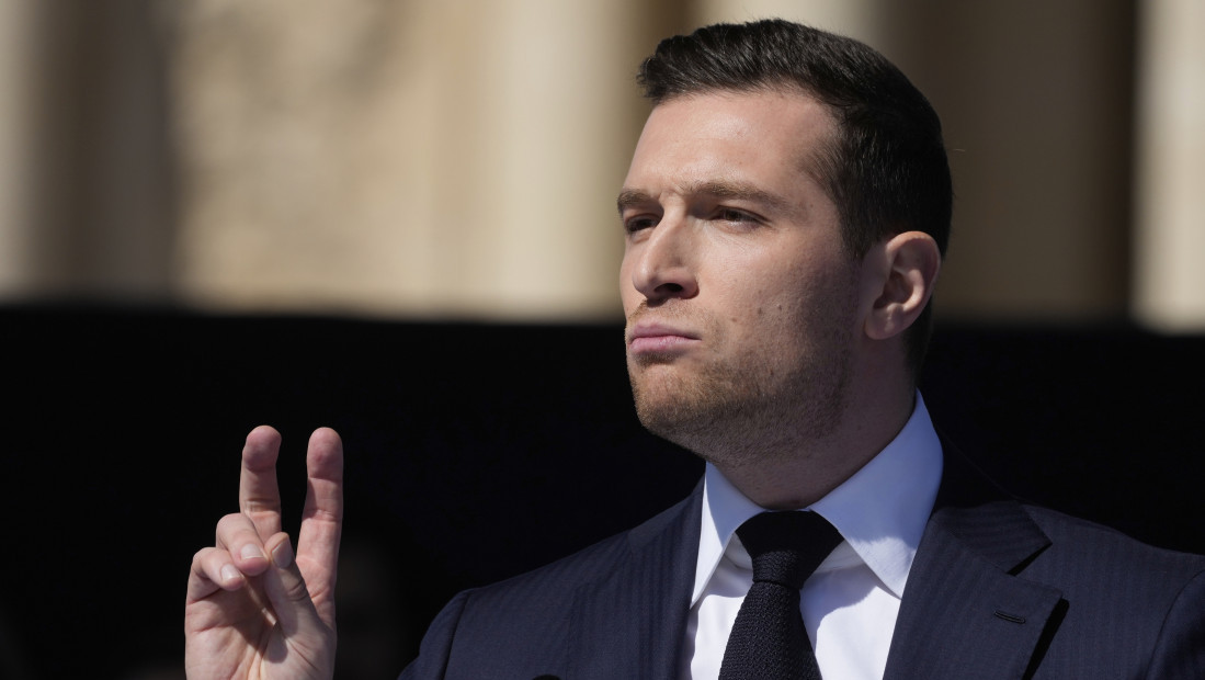 Lider Nacionalnog okupljanja Žordan Bardela pogođen jajetom u glavu dok je potpisivao knjige