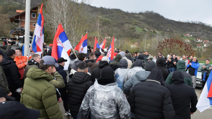 Grupa Srba sa Kosova i Metohije nastavila put pešice ka Novom Sadu, trenutno ih je više od 160 (FOTO)