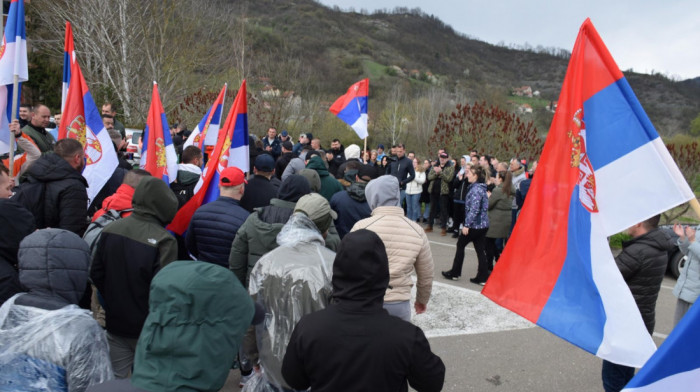 Srbi sa KiM, koji su krenuli peške na skup u Beograd, stigli u Biljanovac u Opštini Raška