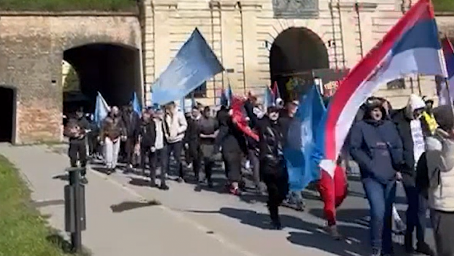 Više stotina mladih krenulo iz Novog Sada kako bi pružilo podršku Vučiću na skupu u subotu