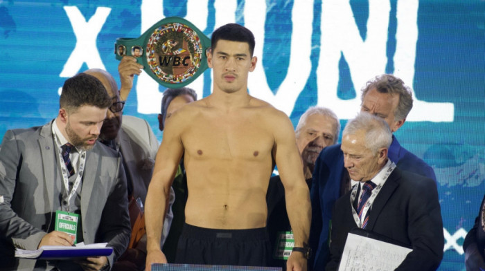 Bivol planira triologiju sa Beterbijevim, ali će ga to skupo koštati: Šampion se odrekao WBC pojasa