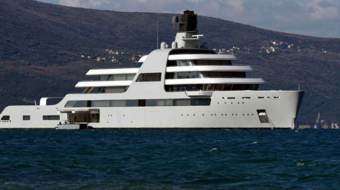 Plovilo od 400 miliona evra samo bira put: Superjahta povezana sa ruskim oligarhom prelazi Ormuski moreuz