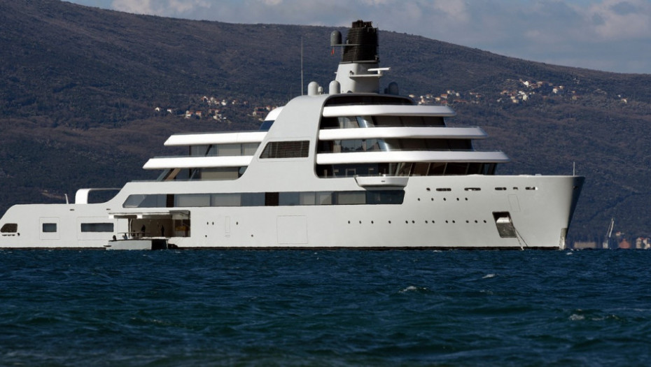 Plovilo od 400 miliona evra samo bira put: Superjahta povezana sa ruskim oligarhom prelazi Ormuski moreuz
