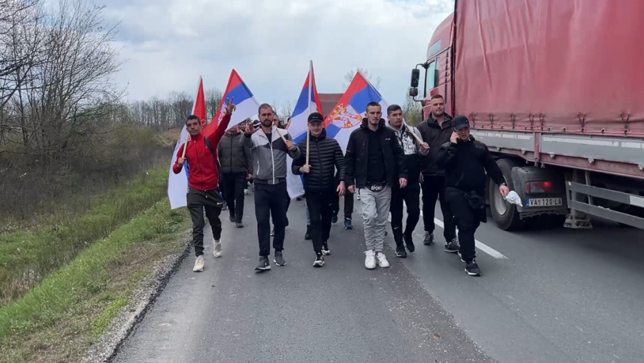 Srbe sa KiM koji pešače ka Beogradu kod Čačka dočekali meštani sa posluženjem