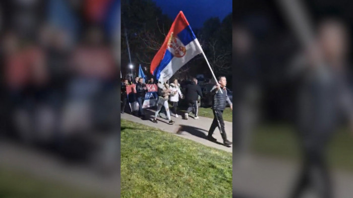 Novosađani koji peške idu na veliki skup u Beogradu stigli u Inđiju