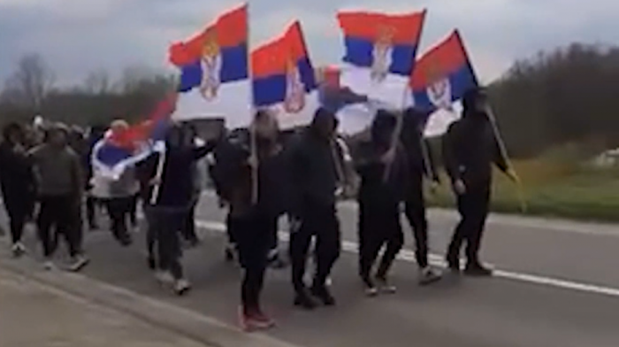 Grupa Srba iz AP Kosovo i Metohija peti dan pešači do Beograda, uprkos kiši i jakom vetru
