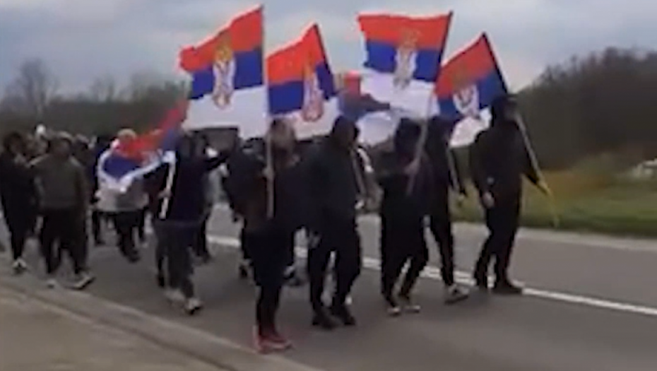 Grupa Srba iz AP Kosovo i Metohija peti dan pešači do Beograda, uprkos kiši i jakom vetru