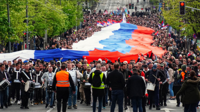 Razvijena najduža zastava u istoriji Srbije, Vučić dočekao kolonu kod Skupštine, počeo sabor "Ne damo Srbiju"
