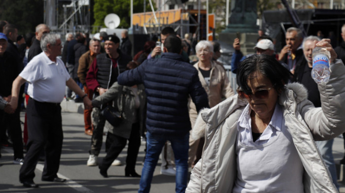 Na skupu "Ne damo Srbiju" raznovrstan program, veliki broj građana obilazi štandove