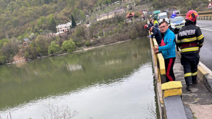 Nesreća u Rumuniji: Minibus se survao sa vijadukta u Dunav, spasilačka operacija u toku