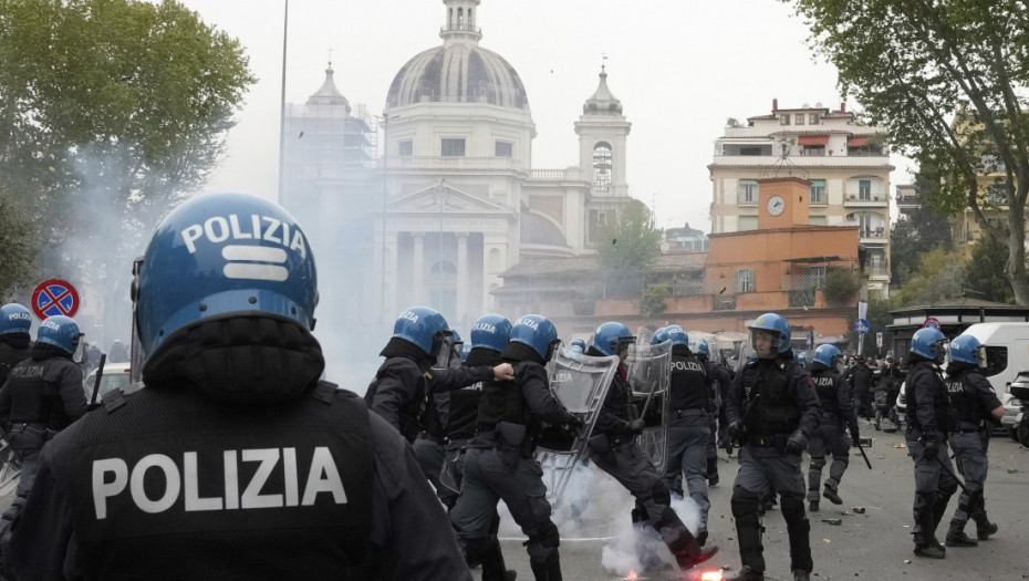 Krvav derbi Rima: Više od 20 policajaca povređeno u sukobima navijača Lacija i Rome (FOTO, VIDEO)
